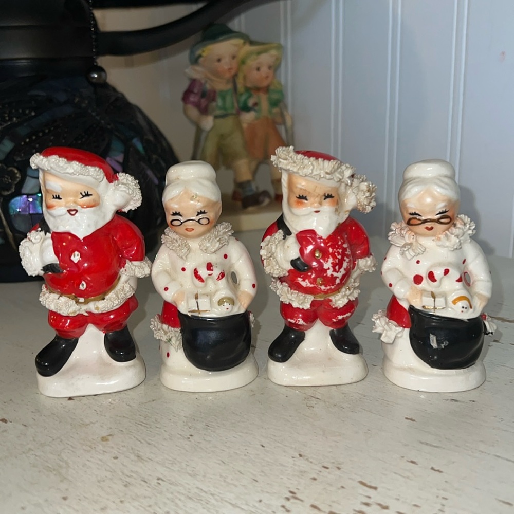 2 sets Napco Christmas Spaghetti trim Santa & Mrs Claus salt pepper shakers